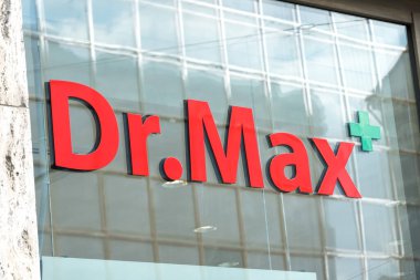 Prag, Çek Cumhuriyeti - 23 Temmuz 2020: Dr. Max Eczane tabelası. Dr. Max, Orta Avrupa 'nın önde gelen eczane zinciri.