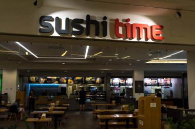 Prag, Çek Cumhuriyeti - 23 Temmuz 2020: Suşi Zamanı Suşi ve Wok teslimatı Çek restoranının iç kesimi