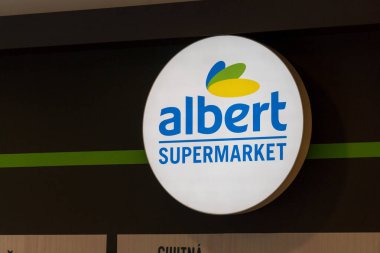 Prag, Çek Cumhuriyeti - 23 Temmuz 2020: Albert Süpermarket tabelası. Albert esk republika, Hollanda merkezli Ahold Delhaize grubunun Çek Cumhuriyeti 'nde faaliyet gösteren bir bölümüdür.