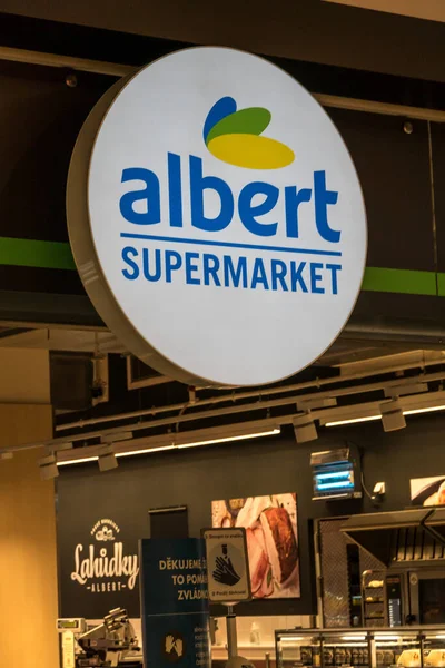 Prag, Çek Cumhuriyeti - 23 Temmuz 2020: Albert Süpermarket tabelası. Albert esk republika, Hollanda merkezli Ahold Delhaize grubunun Çek Cumhuriyeti 'nde faaliyet gösteren bir bölümüdür.
