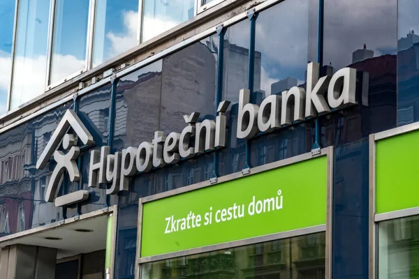 Prag, Çek Cumhuriyeti - 23 Temmuz 2020: Hipoten Banka şubesinin imzası