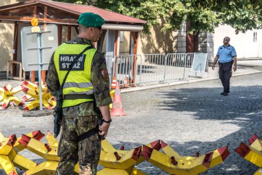 Prag, Çek Cumhuriyeti - 25 Temmuz 2020: Prag kalesi ve başkanlık sarayı önünde standart üniformalı bir kale muhafızı asker