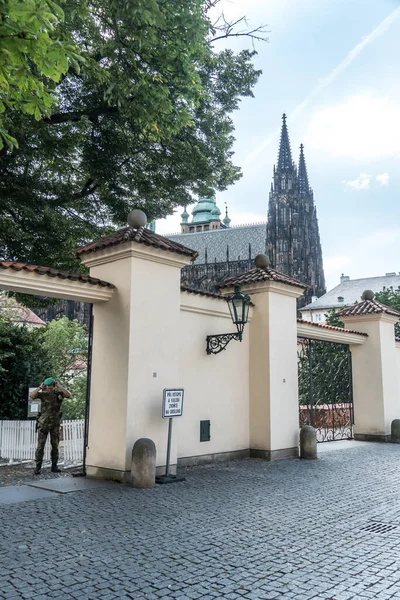 Czech Republic 2020年7月25日プラハ城の入口から見える聖ヴィート大聖堂の尖塔 — ストック写真