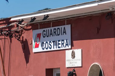 Ponza, İtalya - 3 Eylül 2020: İtalyan Guardia costiera tabelası, Liman Kaptanları Kolordusu, Sahil Güvenlik, Altyapı ve Ulaştırma Bakanlığı 'nın kontrolündeki İtalyan Donanması.