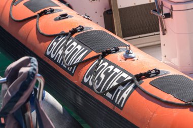 Ponza, İtalya - 3 Eylül 2020 İtalyan Guardia Costiera 'nın şişme teknesi, Liman Kaptanları Kolordusu, Sahil Güvenlik, Altyapı Bakanlığı kontrolündeki İtalyan Donanması' nın bir parçası.