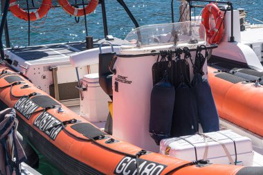 Ponza, İtalya - 3 Eylül 2020 İtalyan Guardia Costiera 'nın şişme teknesi, Liman Kaptanları Kolordusu, Sahil Güvenlik, Altyapı Bakanlığı kontrolündeki İtalyan Donanması' nın bir parçası.