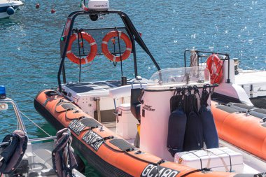 Ponza, İtalya - 3 Eylül 2020 İtalyan Guardia Costiera 'nın şişme teknesi, Liman Kaptanları Kolordusu, Sahil Güvenlik, Altyapı Bakanlığı kontrolündeki İtalyan Donanması' nın bir parçası.