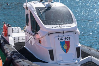 Ponza, İtalya - 3 Eylül 2020: Polis görevleriyle, ulusal jandarmayla, hem sivil hem de askeri nüfusu denetlemekle görevli bir İtalyan askeri kuvveti olan Carabinieri 'nin şişme botu