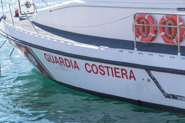 Ponza, İtalya - 3 Eylül 2020 İtalyan Guardia Costiera 'nın Motorlu Botu, Liman Kaptanları Kolordusu, Sahil Güvenlik, Altyapı Bakanlığı kontrolündeki İtalyan Donanması.