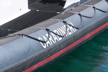 Ponza, İtalya - 3 Eylül 2020: Polis görevleriyle, ulusal jandarmayla, hem sivil hem de askeri nüfusu denetlemekle görevli bir İtalyan askeri kuvveti olan Carabinieri 'nin şişme botu