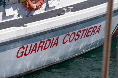Ponza, İtalya - 3 Eylül 2020 İtalyan Guardia Costiera 'nın Motorlu Botu, Liman Kaptanları Kolordusu, Sahil Güvenlik, Altyapı Bakanlığı kontrolündeki İtalyan Donanması.