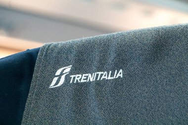 İtalyan şirketi Trenitalia 'nın sembolü boş bir tren koltuğunda