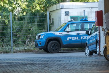 Ponza, İtalya - 3 Eylül 2020: İtalyan polis Jeep Renegade arabası