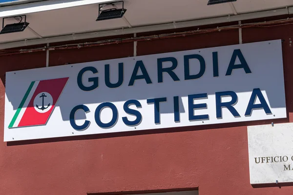 Ponza, İtalya - 3 Eylül 2020: İtalyan Guardia costiera tabelası, Liman Kaptanları Kolordusu, Sahil Güvenlik, Altyapı ve Ulaştırma Bakanlığı 'nın kontrolündeki İtalyan Donanması.