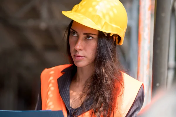 Porträtt Absorberad Kvinnlig Fabriksarbetare Med Skyddshjälm Och Väst — Stockfoto