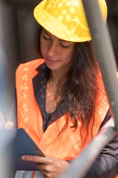 Porträtt Absorberad Kvinnlig Fabriksarbetare Med Skyddshjälm Och Väst — Stockfoto