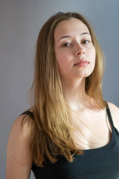 Retrato Uma Adolescente Bonita Vestindo Uma Camisola Preta Posando Olhando — Fotografia de Stock