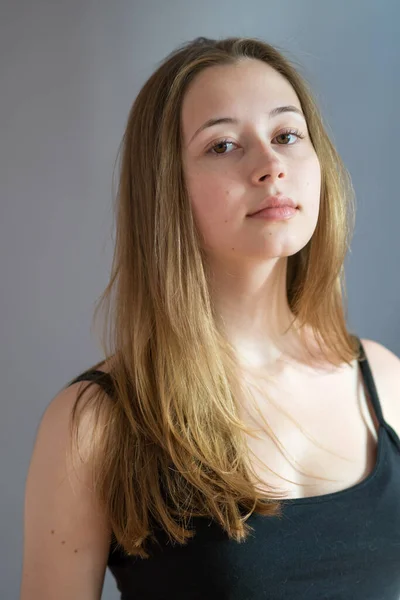Porträt Eines Niedlichen Teenagers Mit Schwarzem Spaghettiträger Der Vor Grauem — Stockfoto