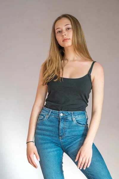 Retrato Uma Linda Adolescente Vestindo Top Tanque Preto Jeans Jeans — Fotografia de Stock