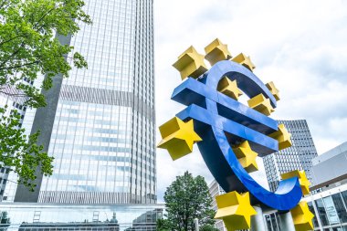 Frankfurt am Main, Almanya - 28 Haziran 2020: Avrupa Merkez Bankası önünde kurulan Euro-Skulptur (Euro-Skulptur), bir Euro işareti ve etrafında 12 yıldız gösteren elektronik tabela