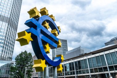 Frankfurt am Main, Almanya - 28 Haziran 2020: Avrupa Merkez Bankası önünde kurulan Euro-Skulptur (Euro-Skulptur), bir Euro işareti ve etrafında 12 yıldız gösteren elektronik tabela