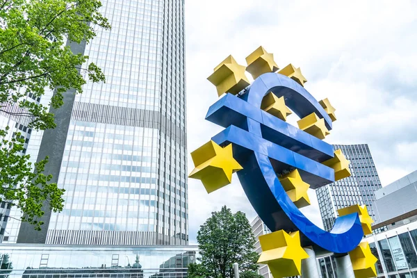 Frankfurt am Main, Almanya - 28 Haziran 2020: Avrupa Merkez Bankası önünde kurulan Euro-Skulptur (Euro-Skulptur), bir Euro işareti ve etrafında 12 yıldız gösteren elektronik tabela