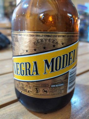 Berlin, Almanya - 11 Kasım 2019: Modelo Negra Meksika bira şişesi 