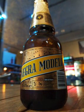 Berlin, Almanya - 11 Kasım 2019: Modelo Negra Meksika bira şişesi 