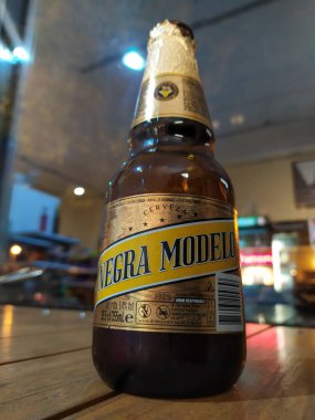 Berlin, Almanya - 11 Kasım 2019: Modelo Negra Meksika bira şişesi 