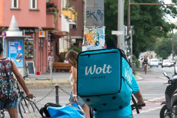 Berlín Alemania Agosto 2020 Wolt Delivery Guy Work Bike Rear —  Fotos de Stock