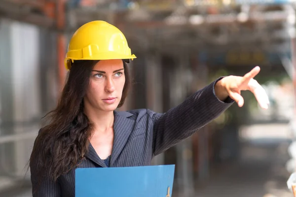 Geabsorbeerde Vrouwelijke Ingenieur Draagt Een Gele Beschermende Helm Die Naar — Stockfoto
