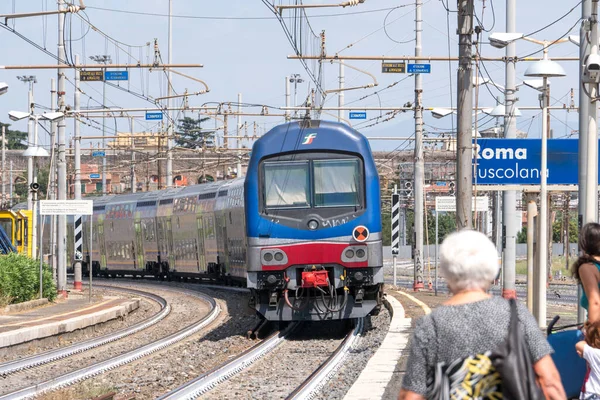 Rom Italien August 2020 Trenitalia Zug Wartet Auf Den Gleisen — Stockfoto