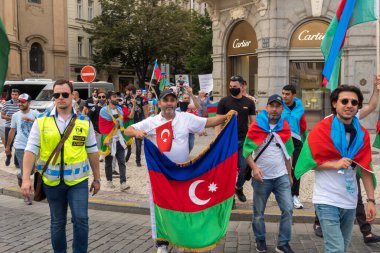 Prag, Çek Cumhuriyeti - 24 Temmuz 2020: Azerbaycan ve Türkiye Ermeni-Azerbaycan sınırına yönelik Ermeni Silahlı Kuvvetleri provokasyonuna karşı Azerbaycan Büyükelçiliği önünde protesto eylemi