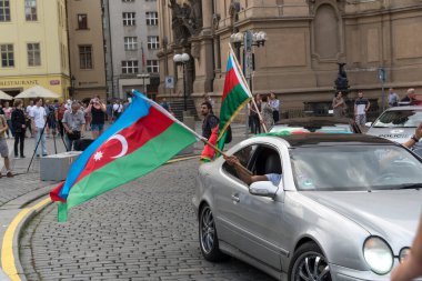 Prag, Çek Cumhuriyeti - 24 Temmuz 2020: Azerbaycan aktivistleri Ermeni-Azerbaycan sınırına yönelik Ermeni silahlı kuvvetleri provokasyonuna karşı Mercedes - Benz otomobilini protesto ettiler
