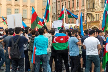 Prag, Çek Cumhuriyeti - 24 Temmuz 2020: Azerbaycan ve Türkiye Ermeni-Azerbaycan sınırına yönelik Ermeni Silahlı Kuvvetleri provokasyonuna karşı Azerbaycan Büyükelçiliği önünde protesto eylemi