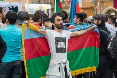 Prag, Çek Cumhuriyeti - 24 Temmuz 2020: Azerbaycan ve Türkiye Ermeni-Azerbaycan sınırına yönelik Ermeni Silahlı Kuvvetleri provokasyonuna karşı Azerbaycan Büyükelçiliği önünde protesto eylemi