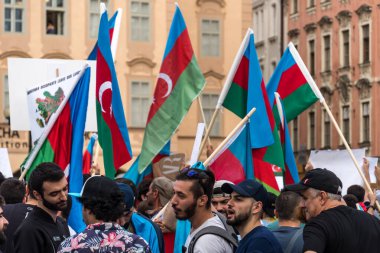 Prag, Çek Cumhuriyeti - 24 Temmuz 2020: Azerbaycan ve Türkiye Ermeni-Azerbaycan sınırına yönelik Ermeni Silahlı Kuvvetleri provokasyonuna karşı Azerbaycan Büyükelçiliği önünde protesto eylemi