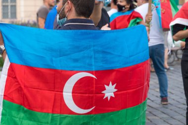 Prag, Çek Cumhuriyeti - 24 Temmuz 2020: Azerbaycan ve Türkiye Ermeni-Azerbaycan sınırına yönelik Ermeni Silahlı Kuvvetleri provokasyonuna karşı Azerbaycan Büyükelçiliği önünde protesto eylemi
