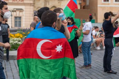 Prag, Çek Cumhuriyeti - 24 Temmuz 2020: Azerbaycan ve Türkiye Ermeni-Azerbaycan sınırına yönelik Ermeni Silahlı Kuvvetleri provokasyonuna karşı Azerbaycan Büyükelçiliği önünde protesto eylemi