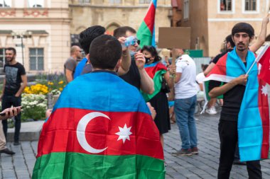 Prag, Çek Cumhuriyeti - 24 Temmuz 2020: Azerbaycan ve Türkiye Ermeni-Azerbaycan sınırına yönelik Ermeni Silahlı Kuvvetleri provokasyonuna karşı Azerbaycan Büyükelçiliği önünde protesto eylemi