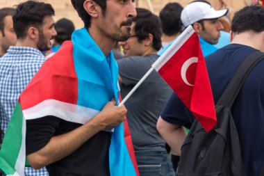 Prag, Çek Cumhuriyeti - 24 Temmuz 2020: Azerbaycan ve Türkiye Ermeni-Azerbaycan sınırına yönelik Ermeni Silahlı Kuvvetleri provokasyonuna karşı Azerbaycan Büyükelçiliği önünde protesto eylemi