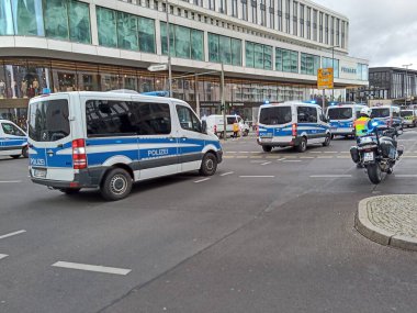 Berlin, Almanya - 10 Ekim 2020: Barış İçin Sessiz Yürüyüş sırasında polis iş başında, koronavirüs şüphecileri yeni kısıtlamaları protesto etmek için 