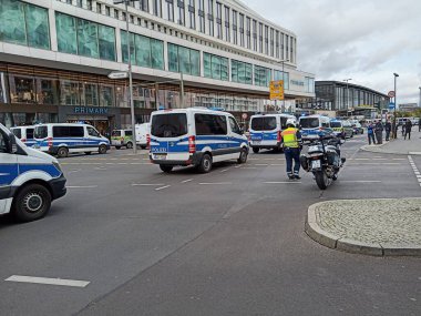 Berlin, Almanya - 10 Ekim 2020: Barış İçin Sessiz Yürüyüş sırasında polis iş başında, koronavirüs şüphecileri yeni kısıtlamaları protesto etmek için 