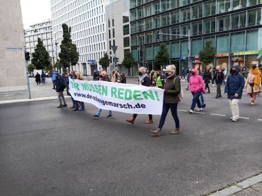 Berlin, Almanya - 10 Ekim 2020: Barış İçin Sessiz Yürüyüş, koronavirüs şüphecileri yeni kısıtlamaları protesto etmek için 