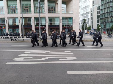 Berlin, Almanya - 10 Ekim 2020: Barış İçin Sessiz Yürüyüş sırasında polis iş başında, koronavirüs şüphecileri yeni kısıtlamaları protesto etmek için 