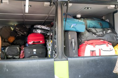 Münih, Almanya - 13 Temmuz 2020: Yığınla yolcu valizi ve çanta