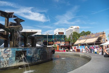Berlin, Almanya - 24 Temmuz 2019: Mitte bölgesindeki Alexanderplatz 'ın yeniden inşası kapsamında Walter Womacka tarafından 1969 yılında tasarlanan Halk Dostluk Çeşmesi veya Brunnen der Volkerfredschaft