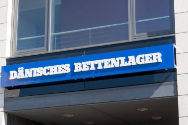 Berlin, Almanya - 24 Temmuz 2019: Bettenlager mağazası tabelası, önde gelen yatak, yorgan, yastık, mobilya, ev mobilyası ve ev eşyaları perakendecisi