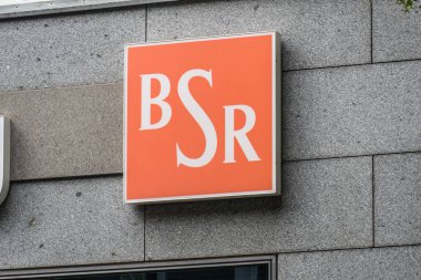 Berlin, Almanya - 14 Haziran 2019: Berlin hizmet şirketi Berliner Stadtreinigungsbetriebe BSR 'nin imzası. Seçici odak