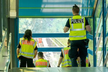 Berlin, Almanya - 13 Haziran 2019: Merdivenlerden inen kadın polis ve polisler